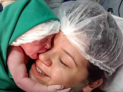 La foto de una hija conociendo a su madre se volvió viral