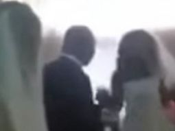 Captura de la amante entrando al altar para arruinar la boda de su pareja Captura de la amante entrando al altar para arruinar la boda de su pareja