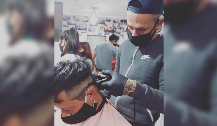 Tiene 25 años y corta el pelo a cambio de ladrillos: quiere construir una casa para vivir con su hija de 3 años
