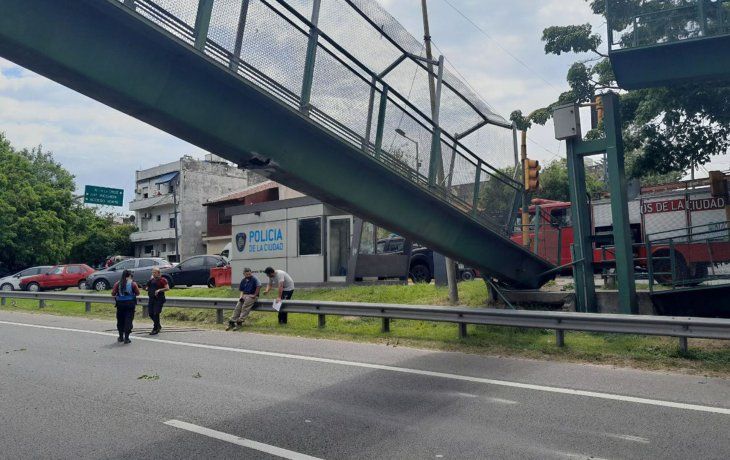 Se derrumbó parte de un puente en el cruce de la General Paz y avenida Roca