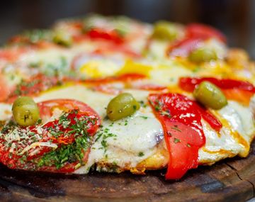 Pizza de muzzarella y&nbsp; y morrones (Imagen ilustrativa)