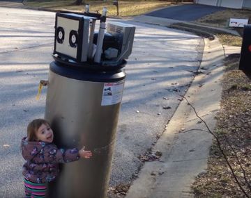 El video viral de una nena que se encuentra con un robot y le dice te amo