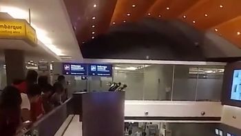 Hinchas de Boca y River se enfrentaron en el hall del aeropuerto de Plumerillo en Mendoza Hinchas de Boca y River se enfrentaron en el hall del aeropuerto de Plumerillo en Mendoza