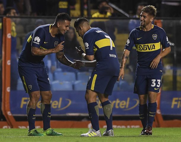 Edwin Cardona celebra con Cristian Pavón ante la mirada de Gonzalo Lamardo