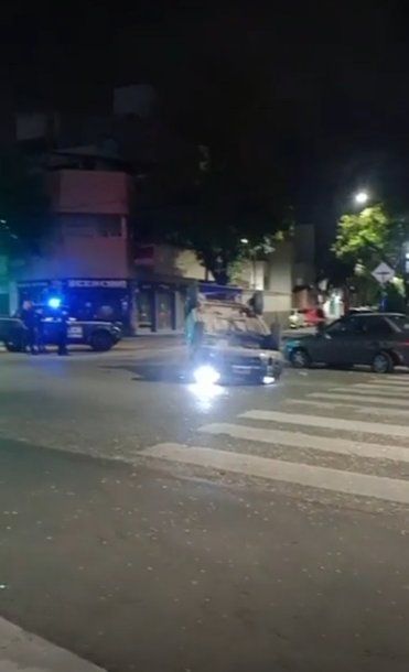 Una camioneta chocó contra un auto estacionado y terminó volcada en Liniers
