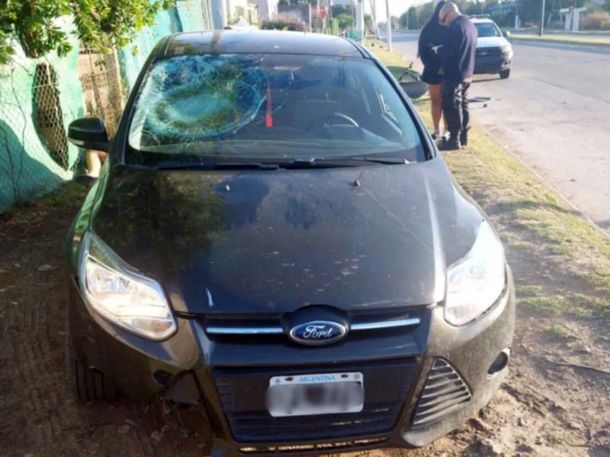 Casi lo mata: una chica de 18 años atropelló a su novio en La Plata tras una discusión