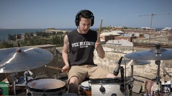 un fenomeno: baterista toca todos los temas de los beatles en 5 minutos un fenomeno: baterista toca todos los temas de los beatles en 5 minutos