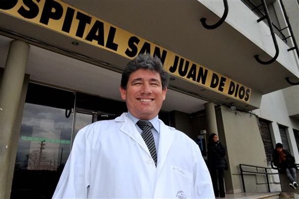 Fue cartonero, se recibió de cirujano y lleva 5 mil operaciones