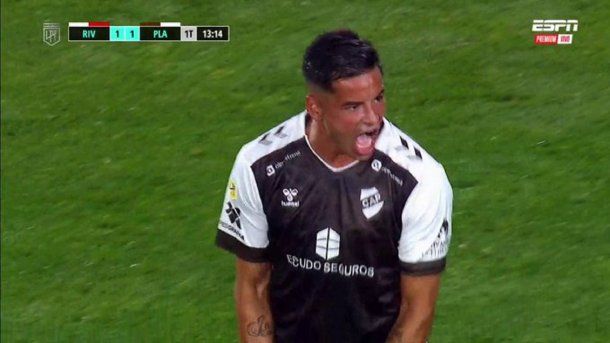 El insólito blooper de la defensa de River para el gol de Platense