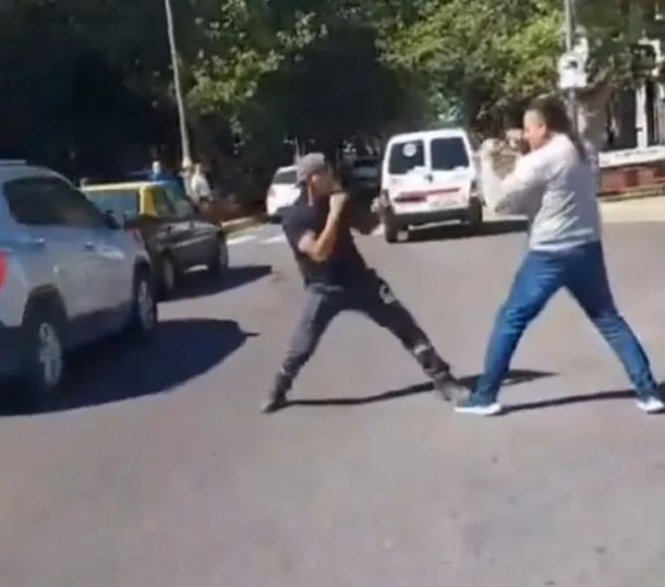El jefe de la hinchada de Gimnasia, a las trompadas con un ex barra de Estudiantes en plena calle