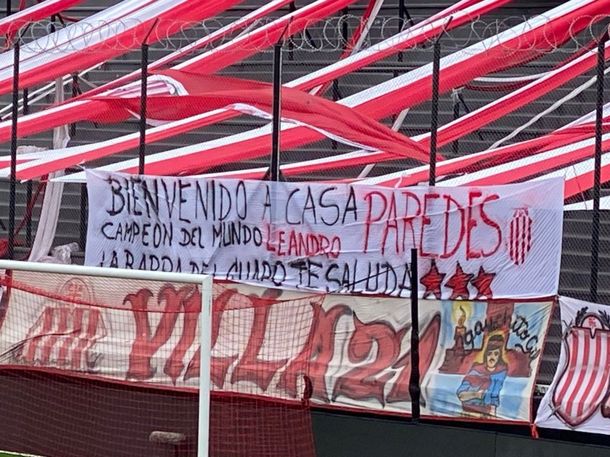 La bandera que colgó Barracas Central para recibir a Leandro Paredes: Bienvenido a casa La bandera que colgó Barracas Central para recibir a Leandro Paredes: Bienvenido a casa