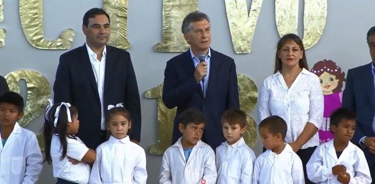 En medio de la crisis, Macri le dedicó la tarde a las cartas que le escriben los chicos