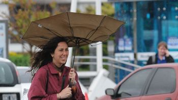 tras el veranito, llego el frio, la lluvia y el viento a la ciudad tras el veranito, llego el frio, la lluvia y el viento a la ciudad