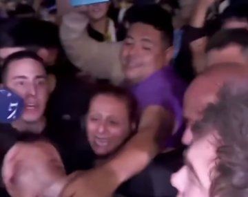 El momento exacto en el que le roban el celular al cronista de LN+ durante el acto de Adorni