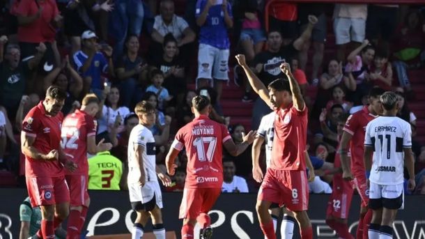 Argentinos le ganó 2-0 a Gimnasia y es líder de la Zona A