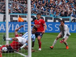 ¿de zaracho o maravilla martinez?: el insolito gol con el que racing abrio el clasico ante independiente