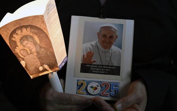 Jornada de rezos por el papa Francisco en Plaza San Pedro.