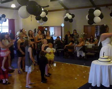 Soltó a su beba por el ramo de boda