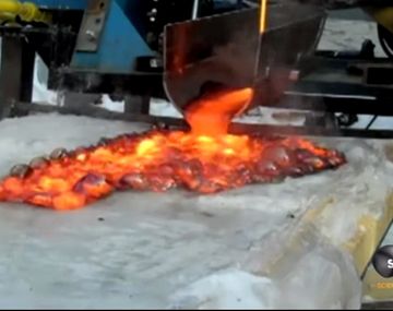 Así queda un bloque de hielo tras recibir lava