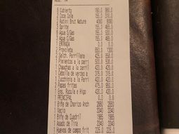 Merecen fundirse: no vio la carta, le cobraron $24.212 por comer de todo y estalló de furia