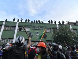 Crece la tensión en Bolivia: se amotinaron los policías que custodian el Palacio Presidencial