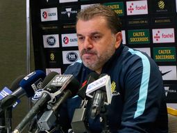 ¿Se postula un argentino? Ange Postecoglou dejó de ser el DT de Australia