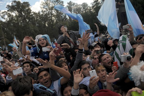 Inmenso apoyo a la Selección: la gente no se va del Obelisco