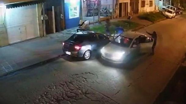 Estaba mostrando su auto 0 km recién comprado y se lo robaron