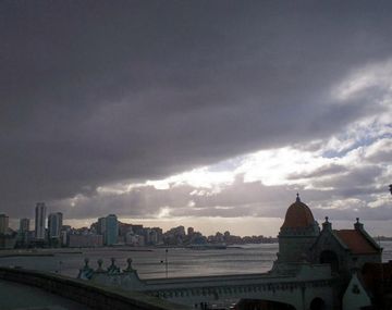 {altText(,Mar del Plata también: inundación y caída de árboles por el #Temporal)}