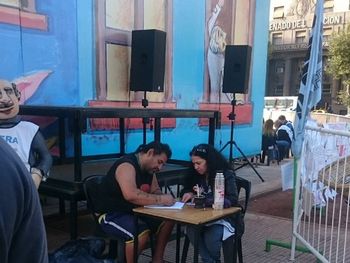 Carlos, el cartonero que aprende a leer y escribir en la escuela itinerante