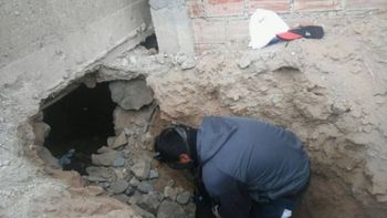 rescataron a una beba recien nacida tirada en una cloaca rescataron a una beba recien nacida tirada en una cloaca