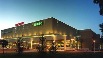 la secuestran y la obligan a hacer compras en un shopping la secuestran y la obligan a hacer compras en un shopping