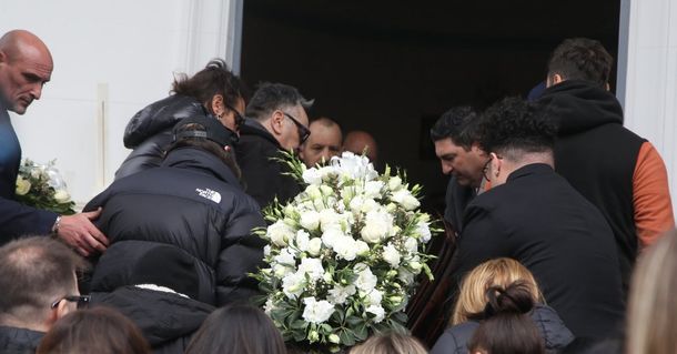El pedido de Flor de la V durante la cobertura del último adiós a Silvina Luna