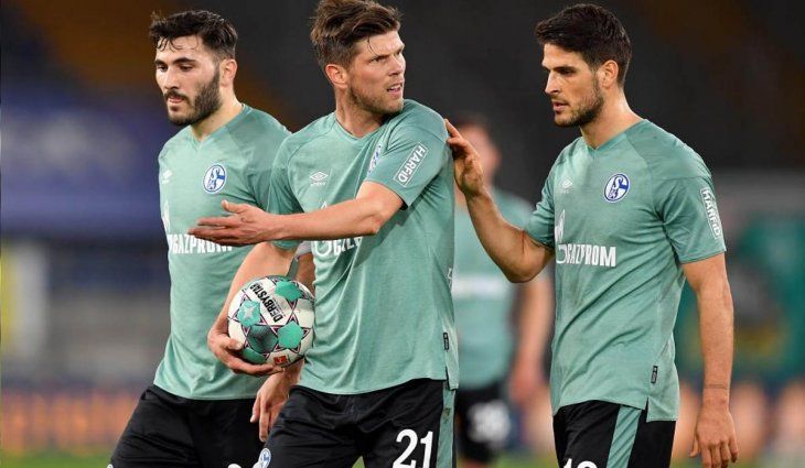 El Schalke 04 descendió y los jugadores tuvieron que huir porque fueron atacados por los hinchas