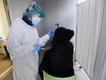 Siguen subiendo los casos de Covid-19 y crece el temor por la tercera ola