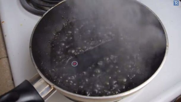 Puso un iPhone 6 en Coca Cola hirviendo para ver qué pasaba