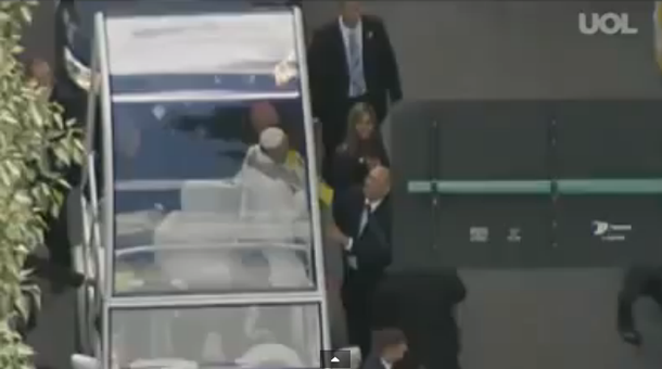 El emotivo saludo de un niño brasileño al papa Francisco