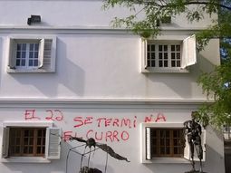 cobarde ataque a un espacio de la memoria en moron cobarde ataque a un espacio de la memoria en moron