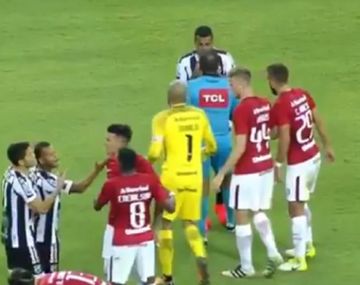 La acalorada discusión que se produjo tras el cruce entre Elton y Cuesta