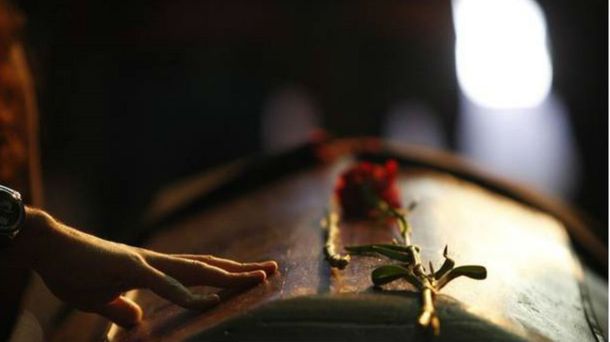 Creían que había muerto por causas naturales pero tenía un tiro en el pecho