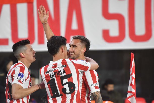 Estudiantes goleó 4-0 a Barcelona de Guayaquil y se metió en octavos
