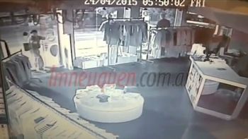 saquearon un local en menos de medio minuto saquearon un local en menos de medio minuto