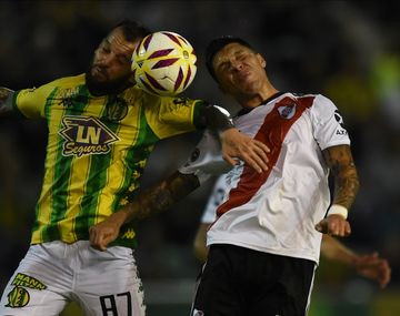 Ezequiel Videla y Enzo Pérez se disputan la pelota