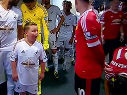 mira la reaccion de este nene al darse cuenta que esta al lado de rooney mira la reaccion de este nene al darse cuenta que esta al lado de rooney