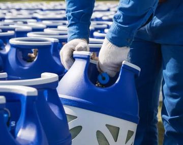 YPF lanzó una primera partida de garrafas de plástico para uso hogareño: cómo son y cuánto pesan