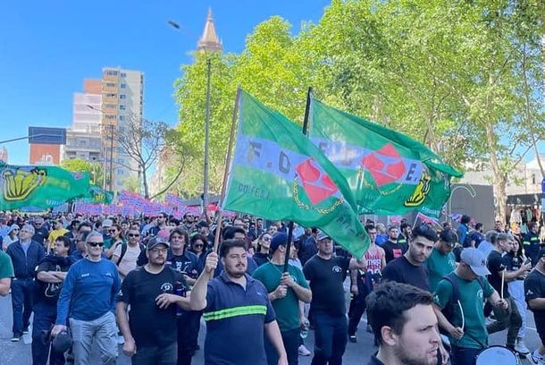 El sindicato de la bebida realiza una huelga tras el cierre de la planta que FNC tiene en Minas.