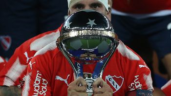 Nicolás Tagliafico con la Copa Sudamericana Nicolás Tagliafico con la Copa Sudamericana