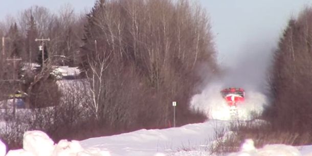 Impresionante: mirá el paso de un tren por una montaña de nieve
