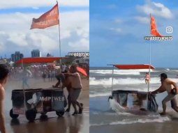 Insólito: se prendió fuego un carrito de panchos en Mar del Plata y lo metieron al mar para apagarlo