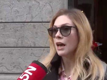 Lilia Lemoine se quiso pasar de viva filmando a la gente y le cantaron el hit del momento: Alta coimera